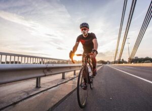 chico en bicicleta