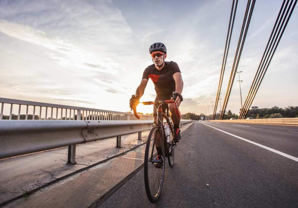 chico en bicicleta